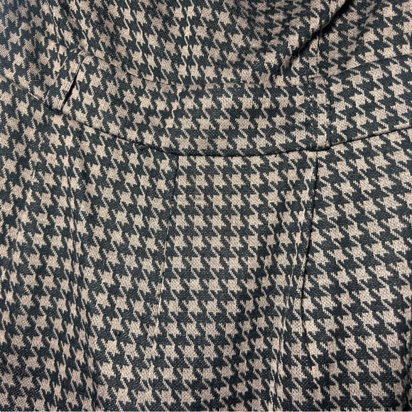 Houndstooth Patterned Sleeveless Jumpsuit - Picture 8 of 10